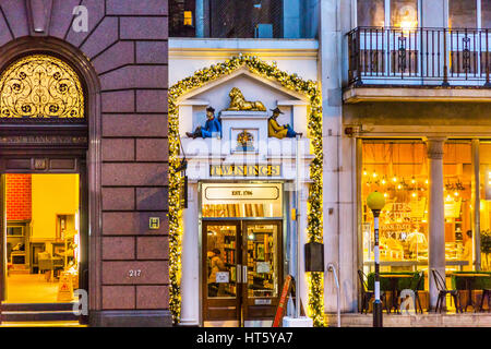 Straße der alten Stadt Twinnings Tee Shop Nght London England.  Geschäfte, Pubs und restaurants Stockfoto