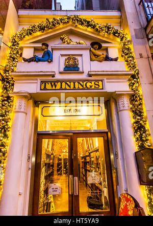 Straße der alten Stadt Twinnings Tee Shop Nacht London England. Stockfoto