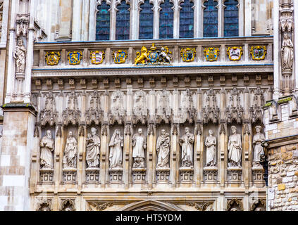 Christliche Märtyrer Statuen über Tür Fassade Westminster Abbey Church London England.  Statuen sind Martin Luther King/USA und Wang Zhiming/China.  D Stockfoto