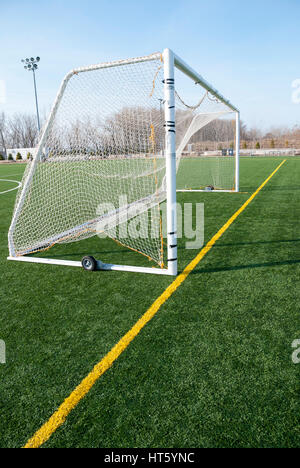 Eine fahrbare mobile Fußball net auf eine künstliche kommunale Fußballplatz in Toronto Ontario Kanada Stockfoto