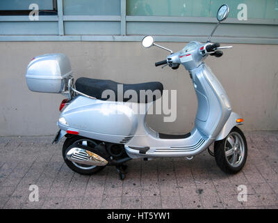 Eine Vespa LX150 Scooter parkte auf einem Downtown Toronto Ontario street Stockfoto