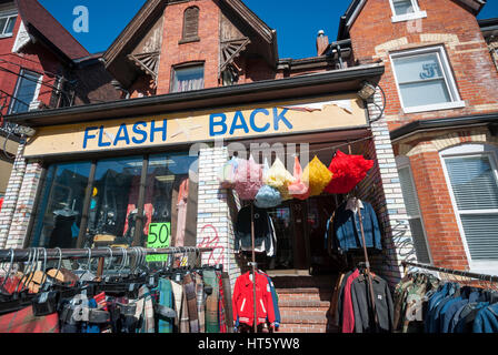 Ein gebrauchter Kleidung Geschäft namens "Flash Back" in Kensington Market, eine bekannte touristische und Kunstszene in Toronto Ontario Kanada Stockfoto