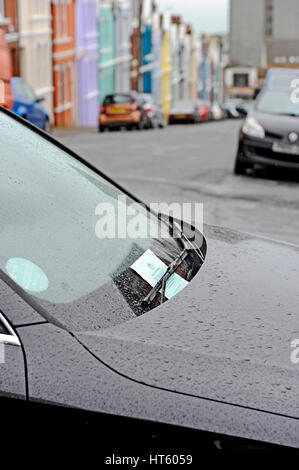 Auto geparkt illegal mit feinen Parkschein unter Scheibenwischer in Brighton UK Stockfoto
