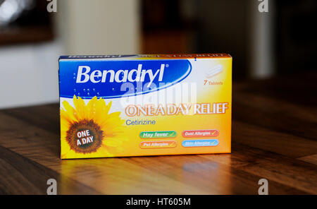 Heuschnupfen und Allergie Heilmittel einschließlich Benadryl Tabletten Stockfoto