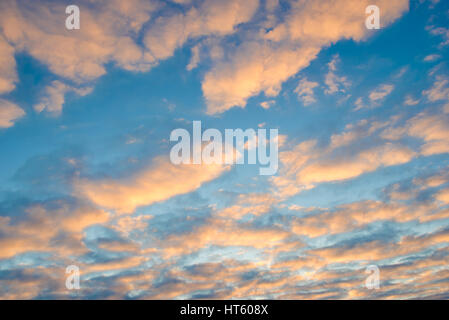 Orange Wolken Hintergrund und blauer Himmel bei Sonnenuntergang Stockfoto
