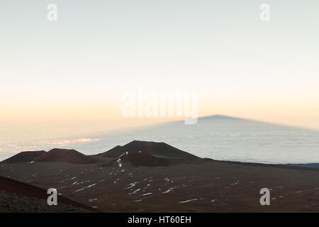 Schatten des Mauna Kea Berg auf Wolken bei Sonnenuntergang auf der grossen Insel von Hawaii. Foto aus dem Mauna Kea Gipfel getroffen. Stockfoto