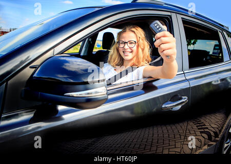 ein junges Mädchen nach Prüfung erfolgreich in ein Auto fahren Stockfoto