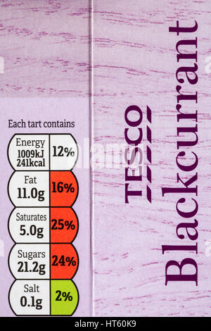 GDA Informationen mit Ampel Farbe codiert System auf Packung von Tesco schwarze Johannisbeere Eisbecher Torten Stockfoto