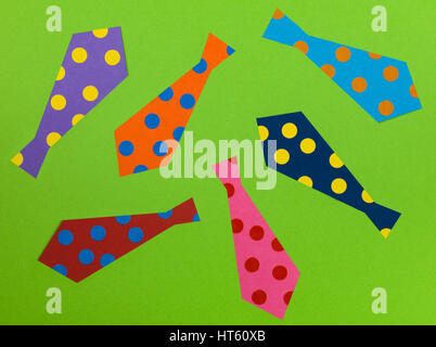 Illustration der Herren Krawatten geschmückt mit farbigen Punkten oder Flecken auf einem grünen Hintergrund Stockfoto