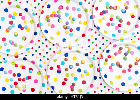 Smarties auf bunte Polka Dot Pappteller auf einer Tischdecke Tupfen. Muster Stockfoto