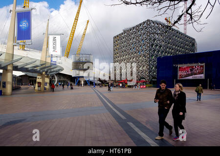 Vor den Toren North Greenwich Rohr ist Station Halbinsel Square, auf dem Weg zur O2 Arena Stockfoto