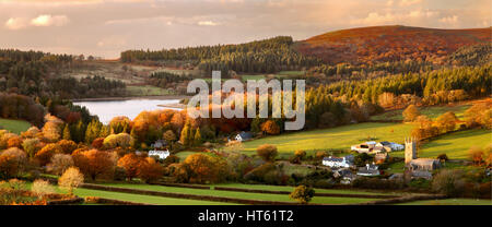 Panoramablick auf Sheepstor Dorf und Burrator Reservoir im Herbst Dartmoor National Park Devon Uk Stockfoto