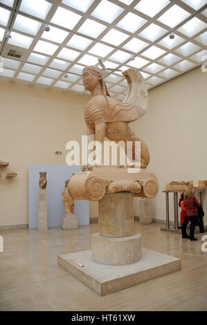 Archäologisches Museum von Delphi. Die Sphinx von Naxos (Naxos) auf einer ionischen Säule Stockfoto