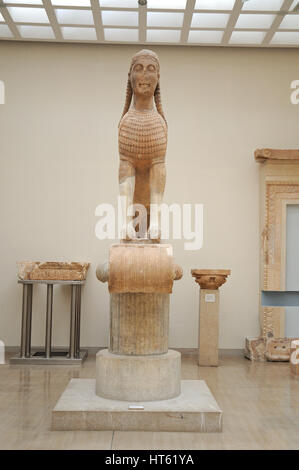 Archäologisches Museum von Delphi. Die Sphinx von Naxos (Naxos) auf einer ionischen Säule Stockfoto