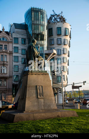 Tanzendes Haus und Denkmal von Alois Jirasek in Prag Prag, Tschechische Republik Stockfoto