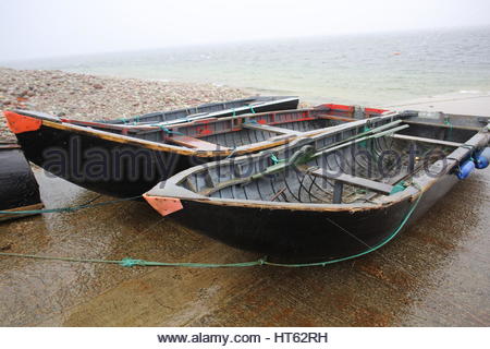 Zwei kleine Fischerboote gefesselt am Ufer im County Mayo, Irland Stockfoto