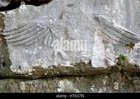 Schlange Adler Carven auf einen grauen Stein an einer Wand der Höhle-Grab im Bereich des Grabes von Alcetas. Antike Stadt Termessos in Güllük Dagi Milli Parki o Stockfoto