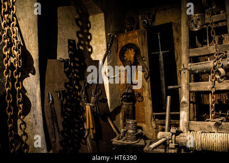 Alte mittelalterliche Folterkammer mit vielen Tools, sehr schmerzhaft Stockfoto