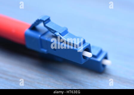 Nahaufnahme von Faser optische Kabel single-Modus mit LC Stecker auf blauem Hintergrund Stockfoto