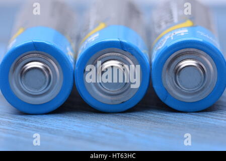 Gruppe AA-alkaline-Batterien aufgebraucht in vielen Haushalt Element, in der Nähe auf einem blauen Metall mackground Stockfoto