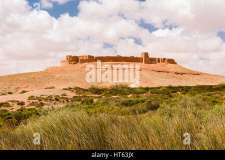 Schönes Bild von der alten historischen Ksar Tafnidilt neben dem Wadi Draa in der Nähe von Tan-Tan, Marokko. Stockfoto