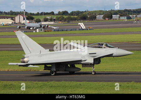 ZK352, ein Eurofighter Typhoon FGR.4 betrieben durch die Royal Air Force (RAF), am Flughafen Prestwick in Ayrshire. Stockfoto