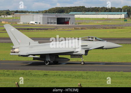 ZK352, ein Eurofighter Typhoon FGR.4 betrieben durch die Royal Air Force (RAF), am Flughafen Prestwick in Ayrshire. Stockfoto