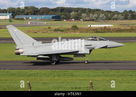 ZK352, ein Eurofighter Typhoon FGR.4 betrieben durch die Royal Air Force (RAF), am Flughafen Prestwick in Ayrshire. Stockfoto