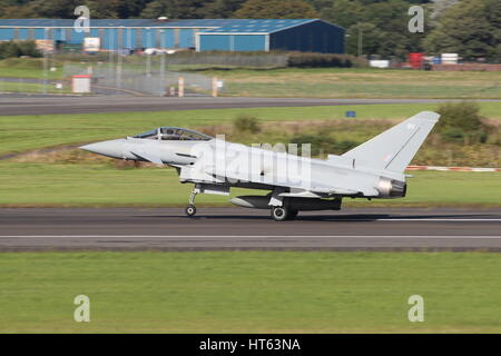 ZK352, ein Eurofighter Typhoon FGR.4 betrieben durch die Royal Air Force (RAF), am Flughafen Prestwick in Ayrshire. Stockfoto