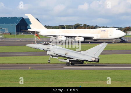 ZK352, ein Eurofighter Typhoon FGR.4 betrieben durch die Royal Air Force (RAF), am Flughafen Prestwick in Ayrshire. Stockfoto