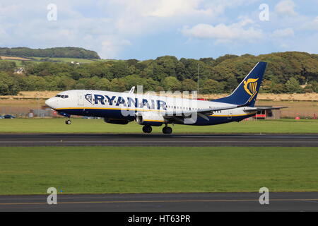 EI-EBR, eine Boeing 737-8AS von Ryanair auf dem Flughafen Prestwick International Airport in Ayrshire betrieben. Stockfoto