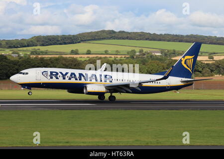 EI-EBR, eine Boeing 737-8AS von Ryanair auf dem Flughafen Prestwick International Airport in Ayrshire betrieben. Stockfoto