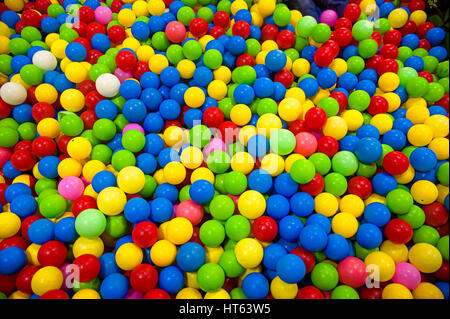 Viele Farbe Kunststoffkugeln für Hintergrund. Kunststoffkugeln in Kinderspielplatz Stockfoto
