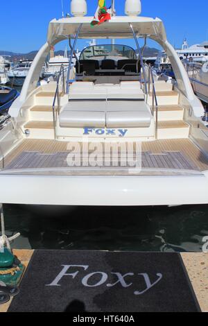 Saint-Tropez, PROVENCE, Frankreich-21. August 2016: Rückansicht von einem kleinen Luxus Motorboot vertäut im neuen Hafen von St Tropez Stockfoto