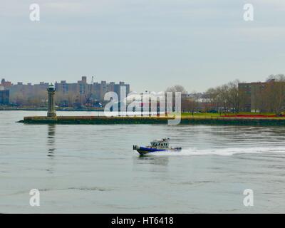 NYPD Patrouillenboot Kreuzfahrten bis zum East River auf einer regnerischen späten Wintertag. New York, New York, USA. Stockfoto