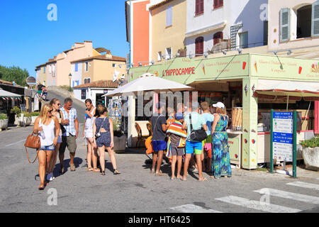 PORT GRIMAUD, PROVENCE, Frankreich - 23. August 2016: Holiday Maker Warteschlange für Eis während des Urlaubs in diesem hübschen Côte d ' Azur-Dorf gebaut auf t Stockfoto