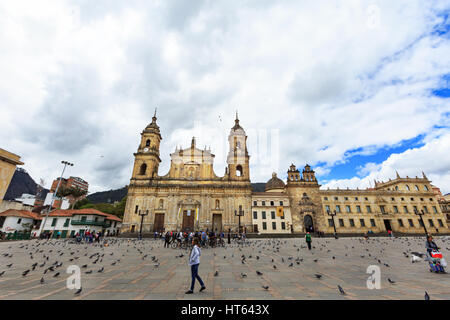 Bogota, Kolumbien - 21 April: Unbekannte Touristen auf einer Radtour betrachten die Catedral Primada de Colombia und Capilla Del Sangrario Kapelle in der Pla Stockfoto