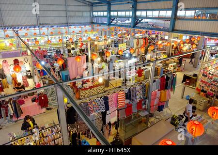 KAOHSIUNG, TAIWAN--20. November 2015: Anbieter verkaufen Kleidung und Mode-Accessoires auf dem neu eröffneten Jiangguo im Freiluftmarkt. Stockfoto