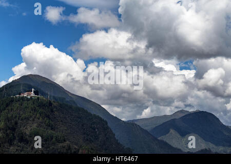 Blick auf Cerre De Guadalupe von Monserrate in Bogota, Kolumbien. Stockfoto