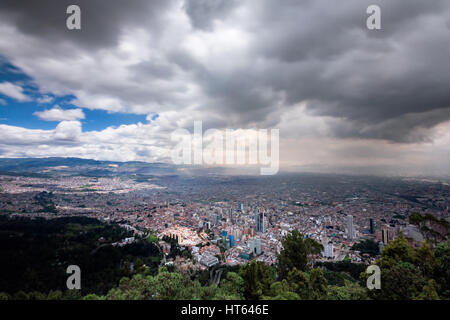 Lange Belichtung Ansicht von Bogota aus Monserrate in Kolumbien. Stockfoto