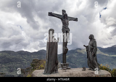 Jesus-Statue mit Bergen im Hintergrund auf Monserrate in Bogota, Kolumbien. Stockfoto