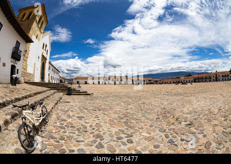 Kirche der Muttergottes von Rosenkranz Kirche und ein Fahrrad auf dem Hauptplatz von Villa de Leyva, Kolumbien. Stockfoto