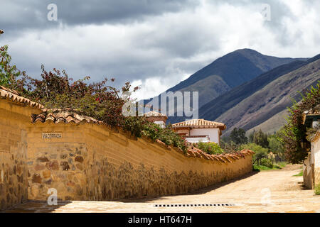 Typische Straßenansicht in Villa de Leyva, Kolumbien. Stockfoto