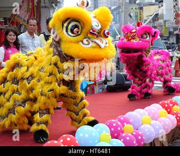 KAOHSIUNG, TAIWAN--20. November 2015: traditionelle chinesische Löwen bei der Eröffnungsfeier des Outdoor-Marktes Jiangguo Tänzer. Stockfoto