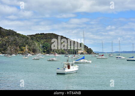 Freizeit Segelschiffe und Motorboote auf ruhigen Oberfläche Mangonui Hafen festgemacht. Stockfoto