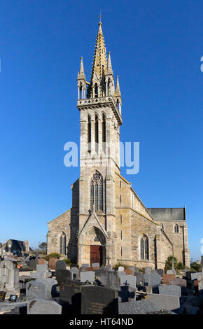 Die Pfarrei Kirche Notre-Dame de Plouguiel, Frankreich wurde zwischen 1869 und 1871 erbaut. Der Architekt war Alphonse Guepin und die Kirche wurde von Louis gebaut Stockfoto