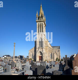 Die Notre-Dame-Kirche, erbaut zwischen 1869 und 1871 in Plouguiel, Frankreich.  Der Architekt war Alphonse Guepin und die Kirche wurde von Louis Kerguenou gebaut.  T Stockfoto