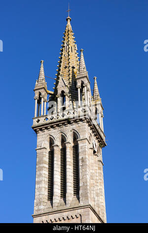 Die Notre-Dame-Kirche, erbaut zwischen 1869 und 1871 in Plouguiel, Frankreich.  Der Architekt war Alphonse Guepin und die Kirche wurde von Louis Kerguenou gebaut.  T Stockfoto