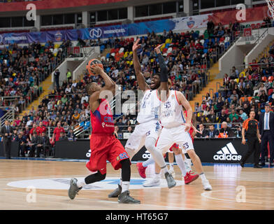 Moskau, Russland - 27. Januar 2017: Cory Higgins (22) Angriff auf Basketball Spiel ZSKA Vs Anadolu Efes bei regulären Meisterschaft der Euroleague am 27. Januar 2017, in Moskau, Russland. CSKA gewann 80:77 Stockfoto