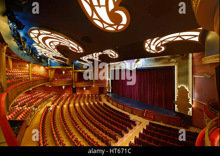 Orlando, USA - 27. April 2015: Theater im Schiff von Disney Cruise Line. Innere des modernen bunten theater Stockfoto